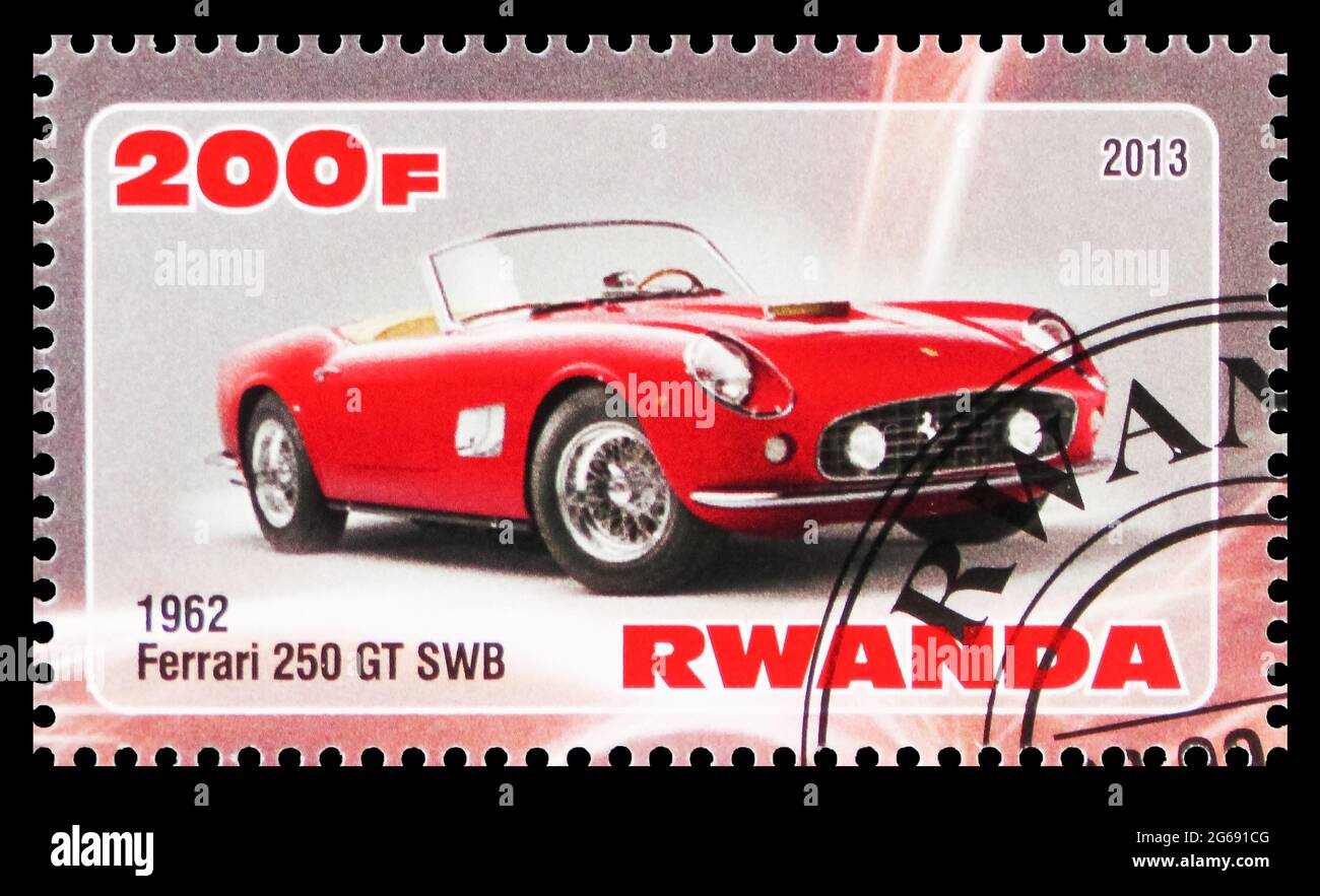 MOSKAU, RUSSLAND - 28. MÄRZ 2020: Die in Ruanda gedruckte Briefmarke zeigt Ferrari 250 GT SWB, Ferrari Serie, um 2013 Stockfoto