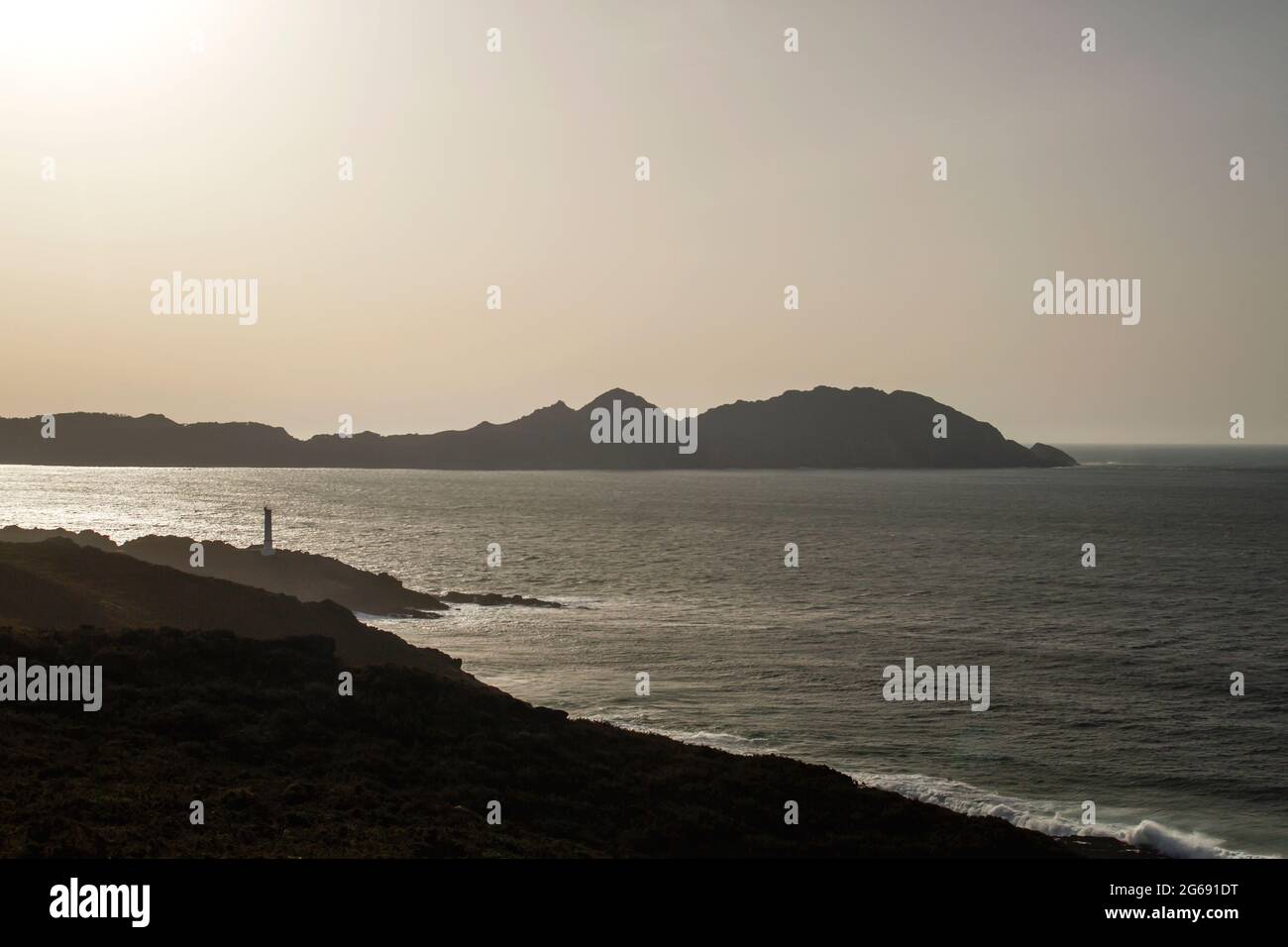 Cies Islands Views und Cabo Home Leuchtturm in Pontevedra, Galicien, Spanien Stockfoto