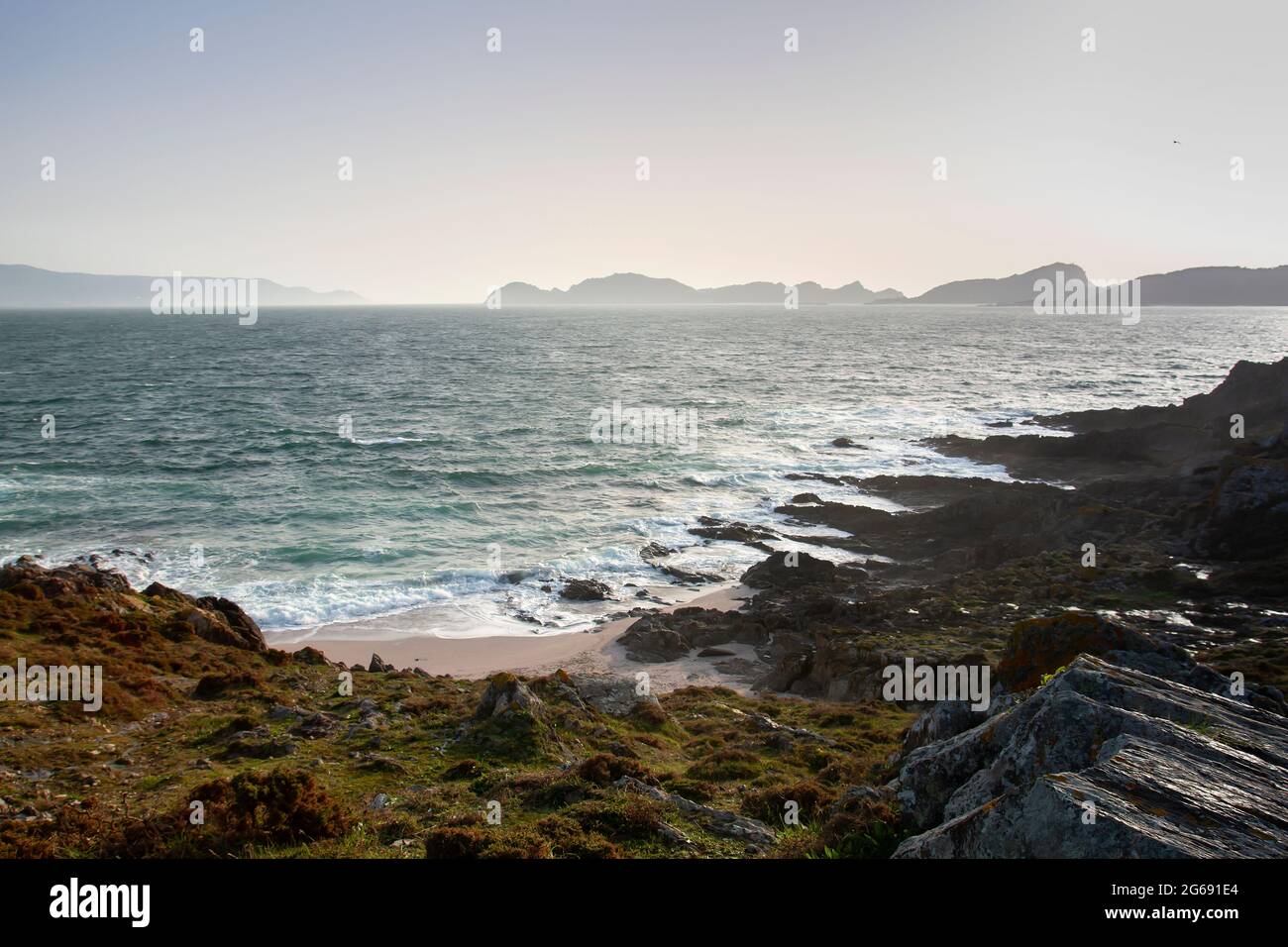 RIAS Baixas Meereseinlauflandsape mit geheimer kleiner Bucht und Blick auf die Cies-Inseln in Pontevedra, Galicien, Spanien Stockfoto