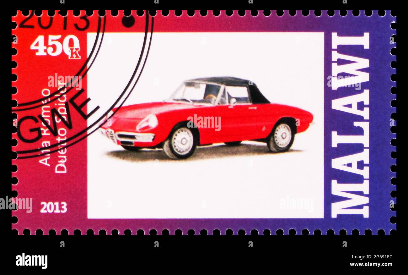 MOSKAU, RUSSLAND - 28. MÄRZ 2020: Die in Malawi gedruckte Briefmarke zeigt Alfa Romeo Duetto Spider, Classic Cars Serie, um 2013 Stockfoto