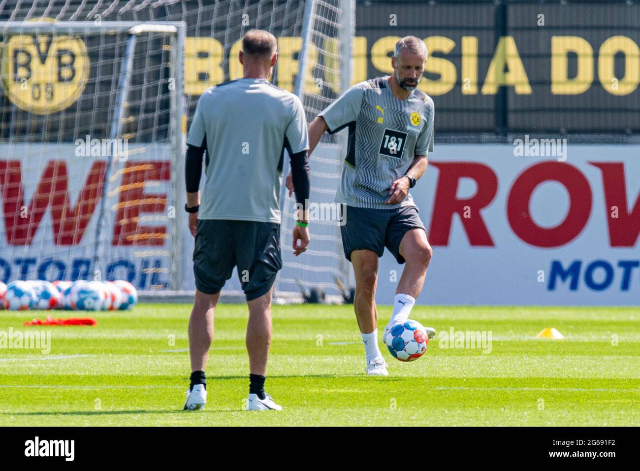 Dortmund, Deutschland. Juli 2021. Fußball: Bundesliga, Trainingsauftakt  Borussia Dortmund im Trainingszentrum an der Adi-Preisler-Allee in Brackel.  Trainer Marco Rose (r) spielt einen Pass. Kredit: David Inderlied/dpa/Alamy  Live Nachrichten ...