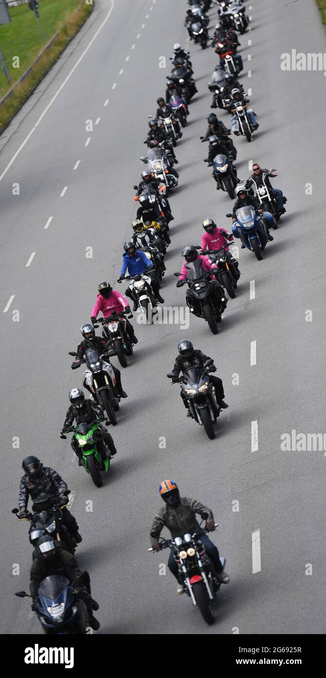 München, Deutschland. Juli 2021. Mehrere Motorradfahrer fahren unter dem  Motto 'Biker-Unabhängigkeitstag München 2.0' in einer Parade von der  Theresienwiese zum Mittleren Ring. Zu den Forderungen der Veranstalter, der  Blauen Gleichaltrigen ...