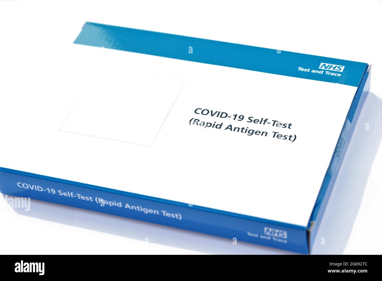 Nahaufnahme eines NHS Covid19 SelbsttestKits (Rapid Antigen Test
