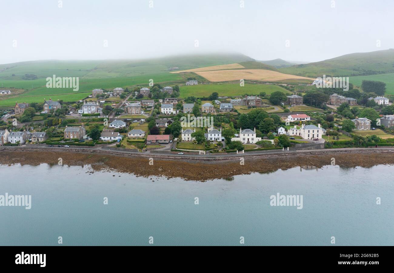 Luftaufnahme von Drohne von großen Häusern am Wasser in Campbeltown auf Kintyre Peninsula, Argyll & Bute, Schottland, Großbritannien Stockfoto