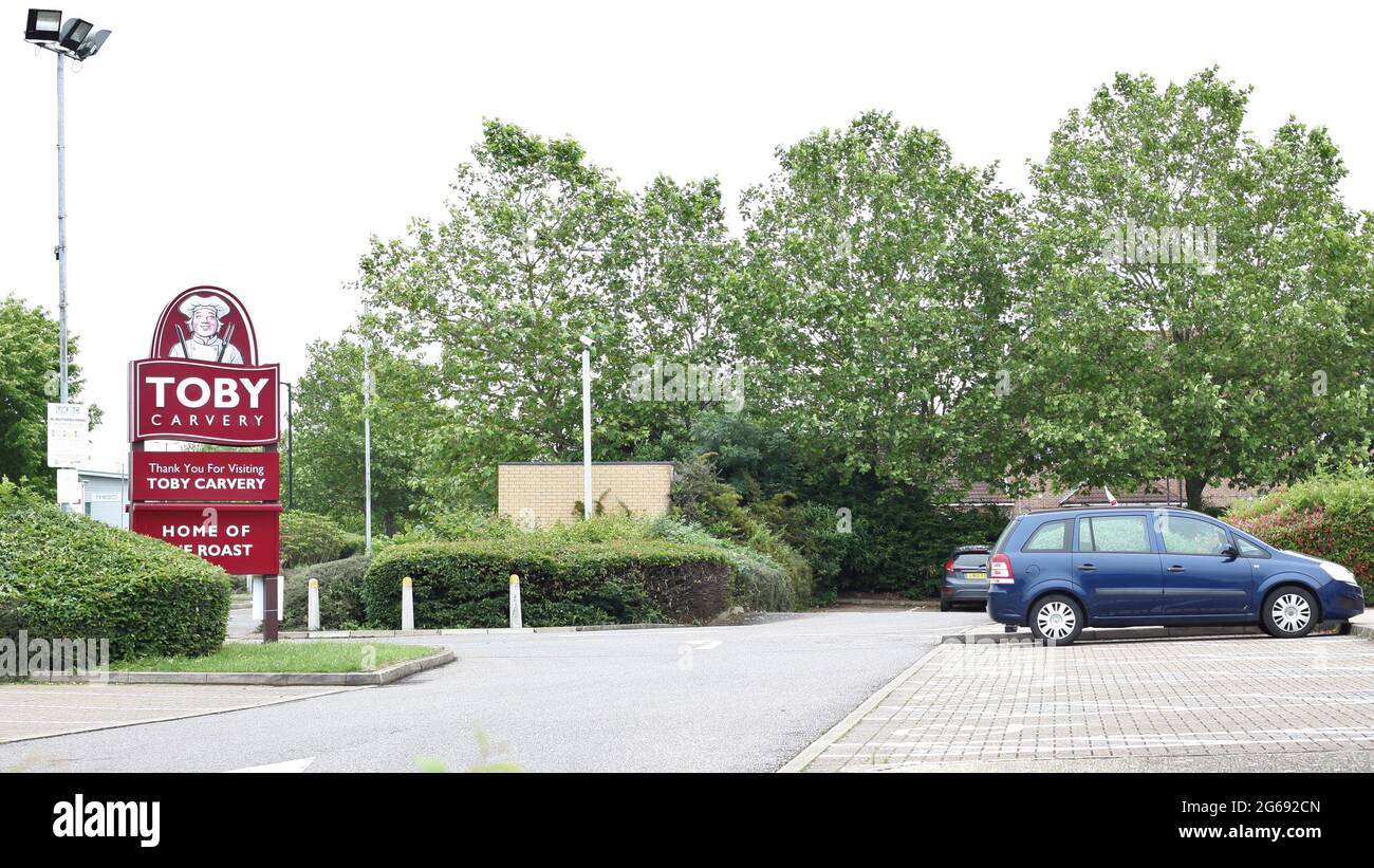 Erholung der Geschäfte nach Lockerung des National Lockdown Concept - Blick auf das Toby Carvery Schild und den Parkplatz im Basildon's Festival Leisure Park, Essex, Großbritannien Stockfoto