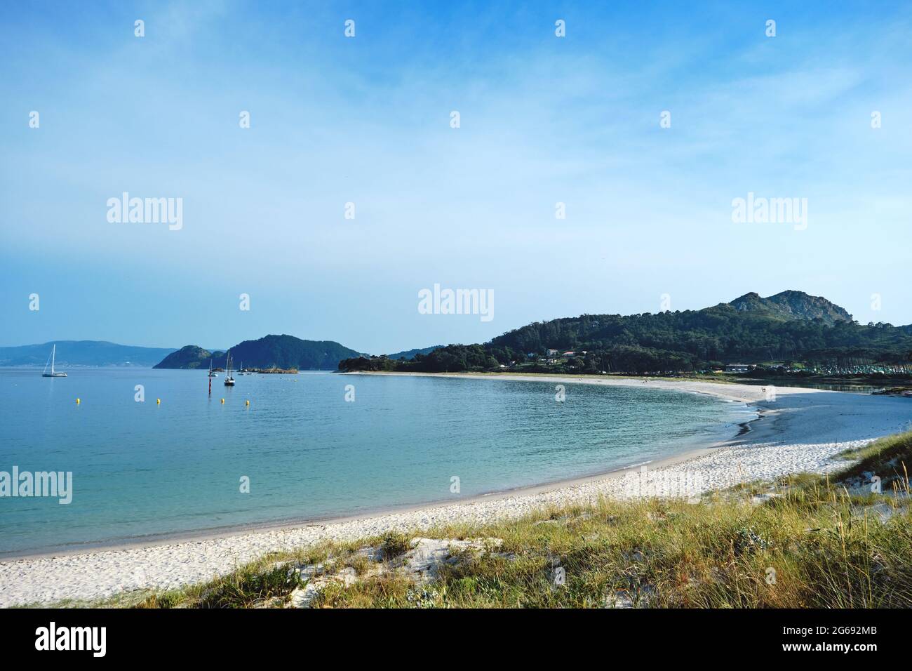 Strand von Rodas in Cies Islands Naturschutzgebiet, weißer Sand und klares türkisfarbenes Wasser. Nationalpark der Atlantischen Inseln von Galizien, Spanien. Stockfoto