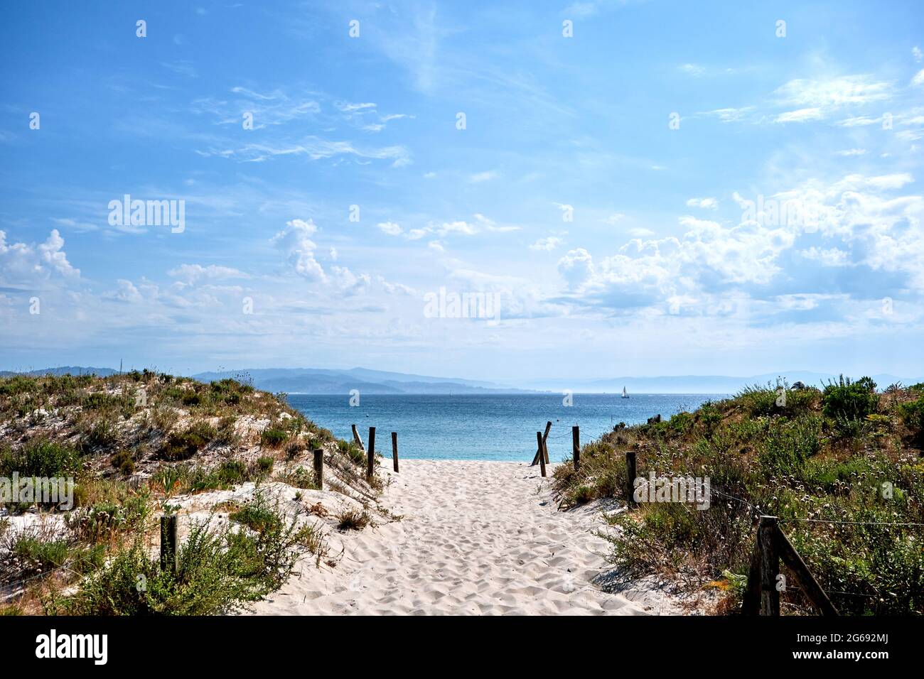 Sanddünen im Naturschutzgebiet der Cies Islands, weißer Sand und klares türkisfarbenes Wasser. Nationalpark der Atlantischen Inseln von Galizien, Spanien. Stockfoto
