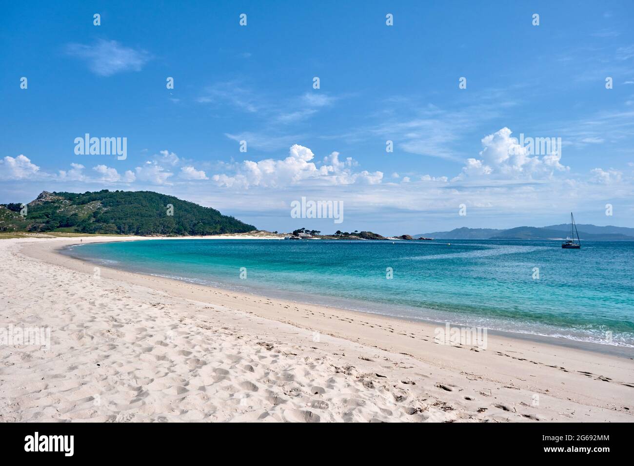 Strand von Rodas in Cies Islands Naturschutzgebiet, weißer Sand und klares türkisfarbenes Wasser. Nationalpark der Atlantischen Inseln von Galizien, Spanien. Stockfoto