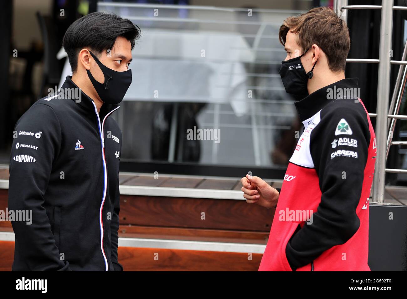 Spielberg, Österreich. Juli 2021. (L bis R): Guanyu Zhou (CHN) Alpine F1 Team Testfahrer mit Callum Ilott (GBR) Alfa Romeo Racing Reserve Fahrer. Großer Preis von Österreich, Sonntag, 4. Juli 2021. Spielberg, Österreich. Quelle: James Moy/Alamy Live News Stockfoto