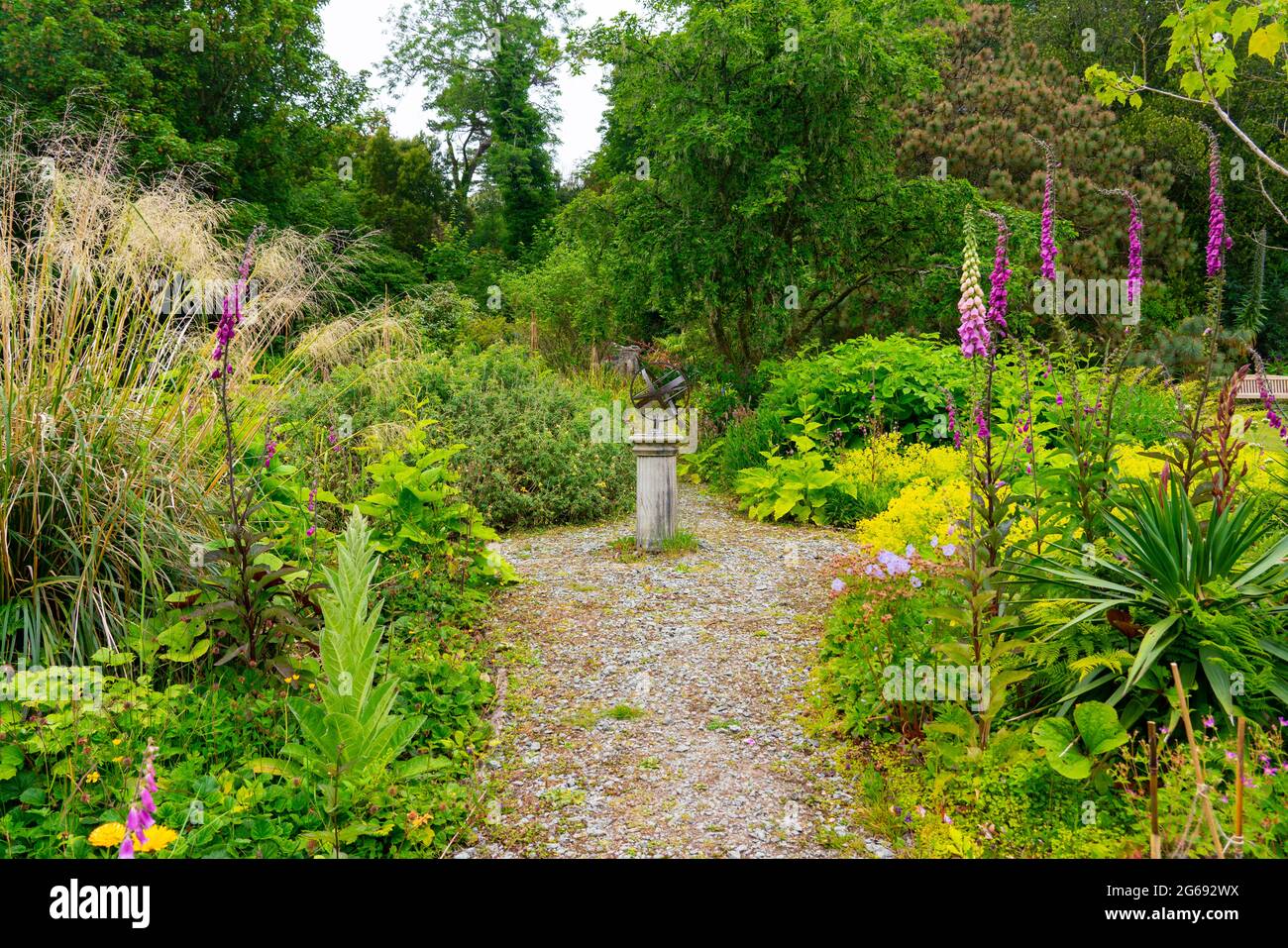 Sonnenuhr im ummauerten Garten von Achamore Gardens auf der Isle of Gigha, Kintyre Peninsula, Argyll & Bute, Schottland, Großbritannien Stockfoto