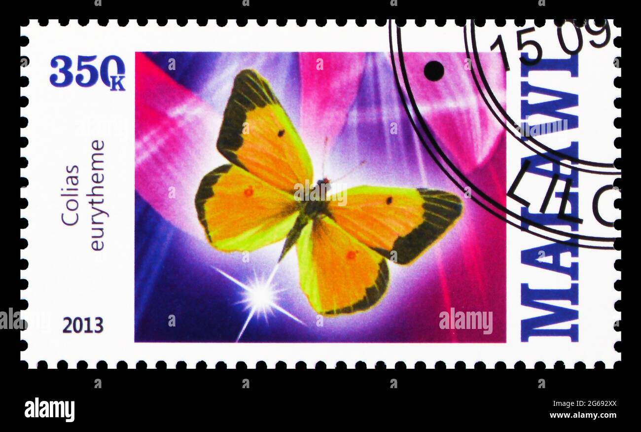 MOSKAU, RUSSLAND - 28. MÄRZ 2020: Die in Malawi gedruckte Briefmarke zeigt Colias eurythema, Serie Butterflies, um 2013 Stockfoto