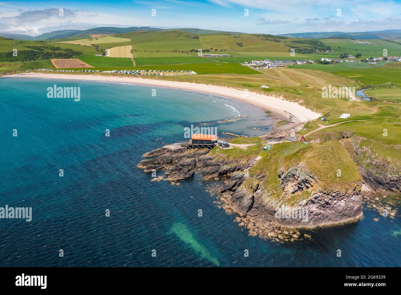 Luftaufnahme von der Drohne des Dunaverty Rock am Dunaverty Bay Beach auf der Kintyre Peninsula, Southend, Argyll and Bute, Schottland, Großbritannien Stockfoto