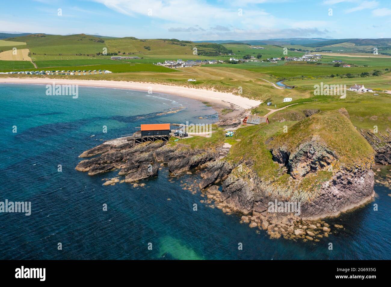 Luftaufnahme von der Drohne des Dunaverty Rock am Dunaverty Bay Beach auf der Kintyre Peninsula, Southend, Argyll and Bute, Schottland, Großbritannien Stockfoto