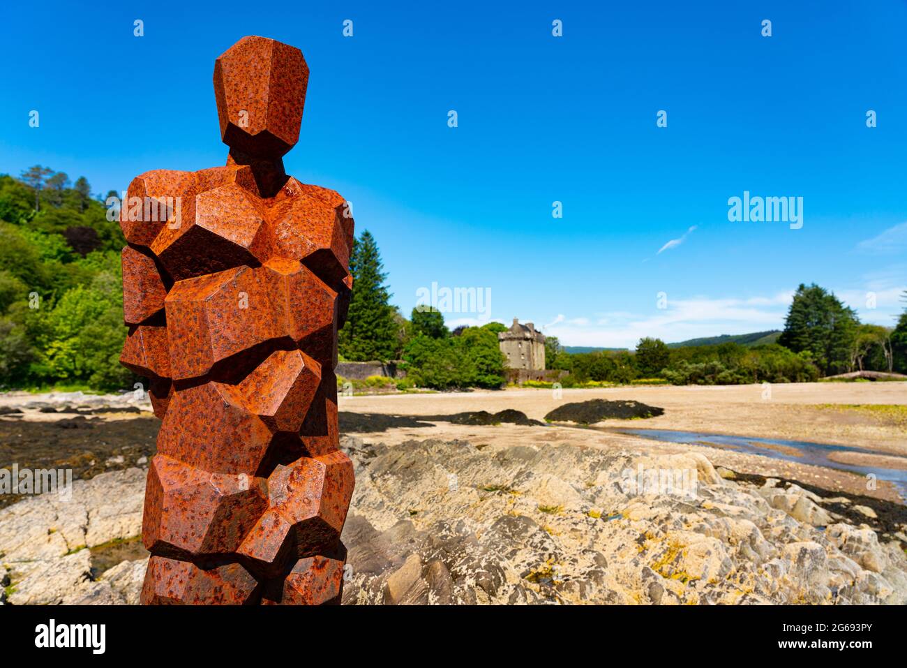 Von den Felsen unterhalb von Saddell Castle auf der Halbinsel Kintyre, Argyll und Bute, Scotlan, blickt die Gormley Land Skulptur über den Kilbrannan Sound nach Arran Stockfoto