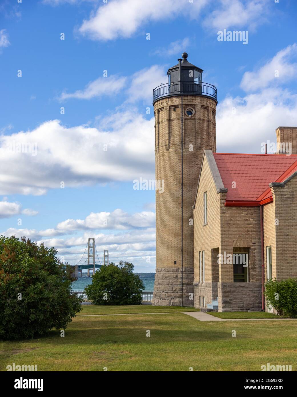Der historische Old Mackinac Point Lighthouse wacht immer noch über die heimtückische Straße von Mackinac, allerdings nur als Michigan State Park. Der Mackinac Stockfoto