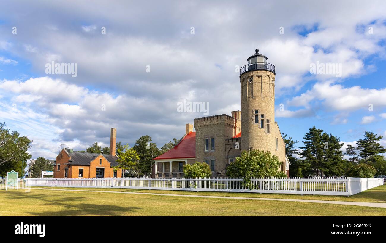 Der historische Old Mackinac Point Lighthouse wacht immer noch über die heimtückische Straße von Mackinac, allerdings nur als Michigan State Park. Stockfoto