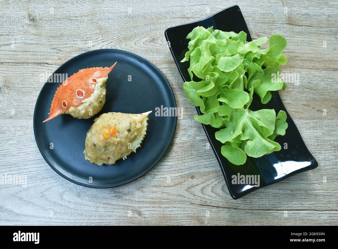 Gedünstetes, gestampftes Krabbenfleisch und Schweinefleisch, das salziges  Ei in einer Krabbenschale übertüncht, essen Sie Gemüse auf dem Teller  Stockfotografie - Alamy