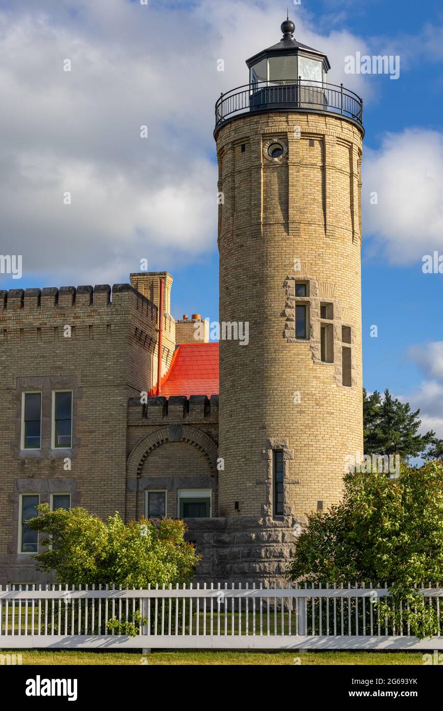 Der historische Old Mackinac Point Lighthouse wacht immer noch über die heimtückische Straße von Mackinac, allerdings nur als Michigan State Park. Stockfoto