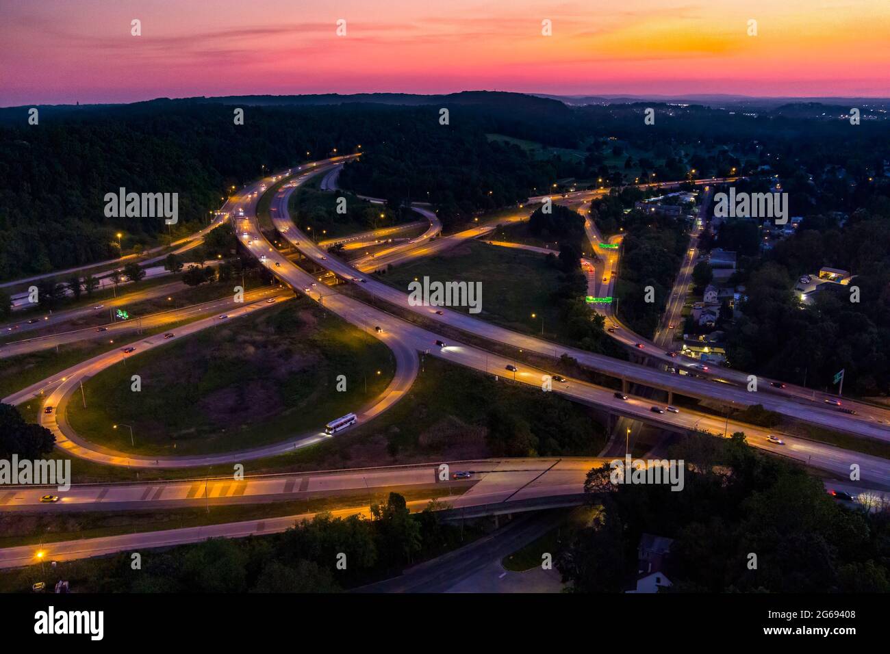 Autobahnkreuz bei Nacht mit Autoscheinwerfern bei Dämmerung, Conshohocken Pennsylvania USA Stockfoto