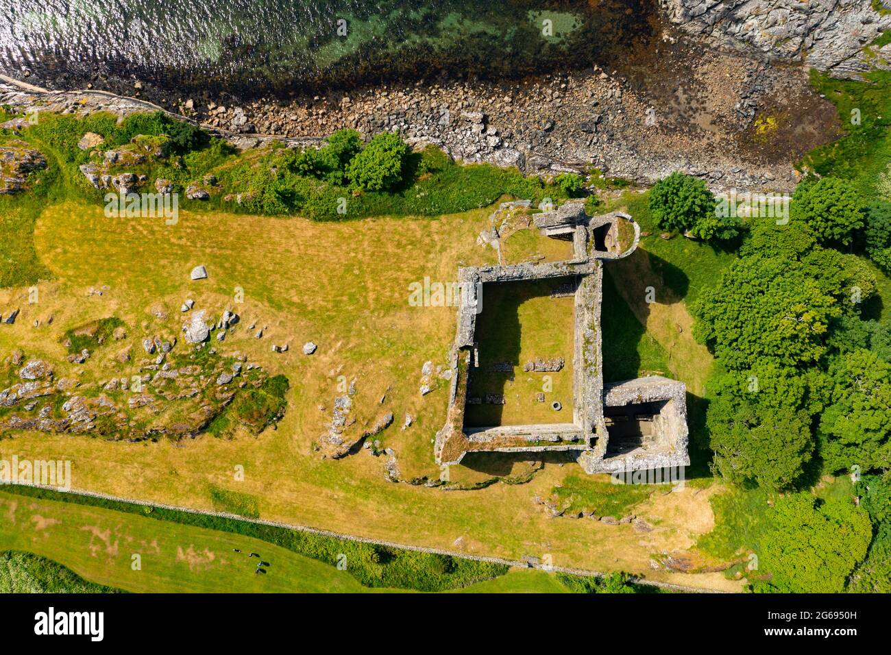 Luftaufnahme von der Drohne von Castle Sween am Ufer des Loch Sween in Argyll & Bute, Schottland, Großbritannien Stockfoto