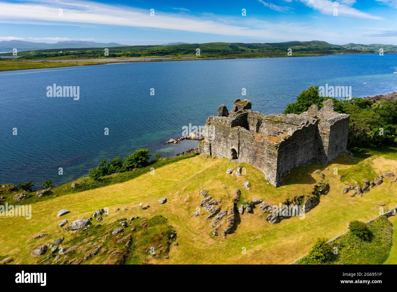 Luftaufnahme von der Drohne von Castle Sween am Ufer des Loch Sween in Argyll & Bute, Schottland, Großbritannien Stockfoto