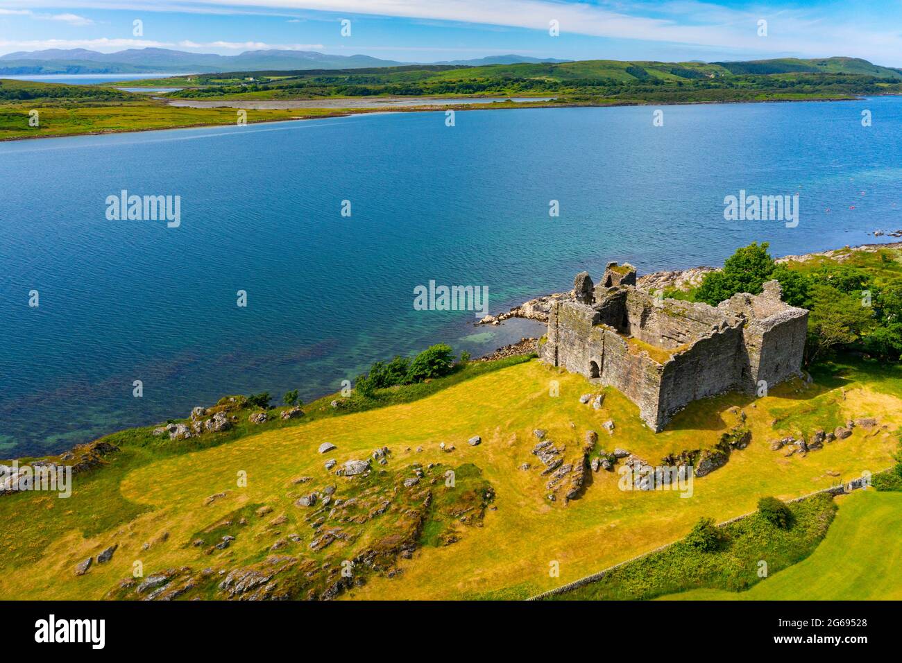 Luftaufnahme von der Drohne von Castle Sween am Ufer des Loch Sween in Argyll & Bute, Schottland, Großbritannien Stockfoto