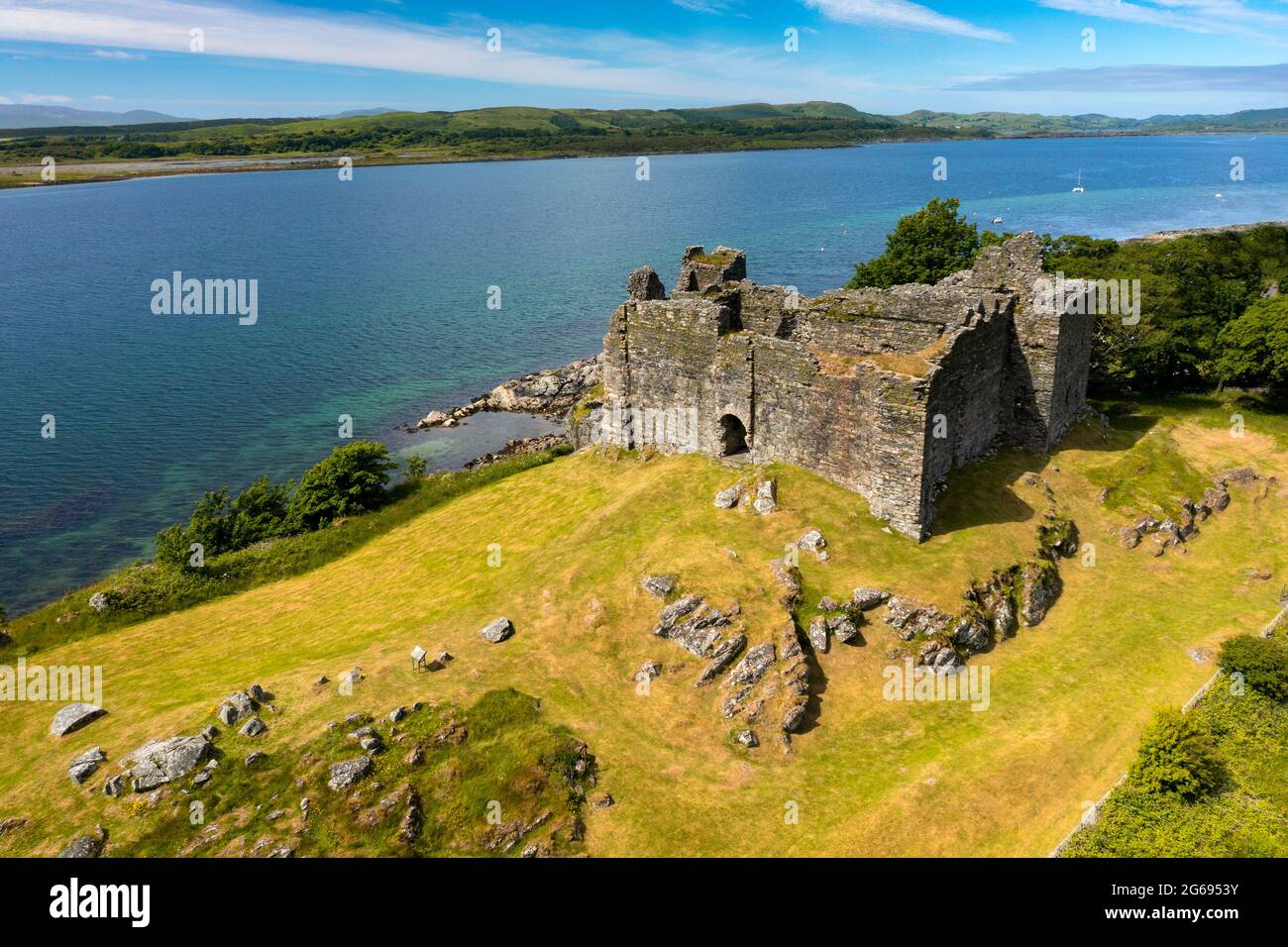 Luftaufnahme von der Drohne von Castle Sween am Ufer des Loch Sween in Argyll & Bute, Schottland, Großbritannien Stockfoto