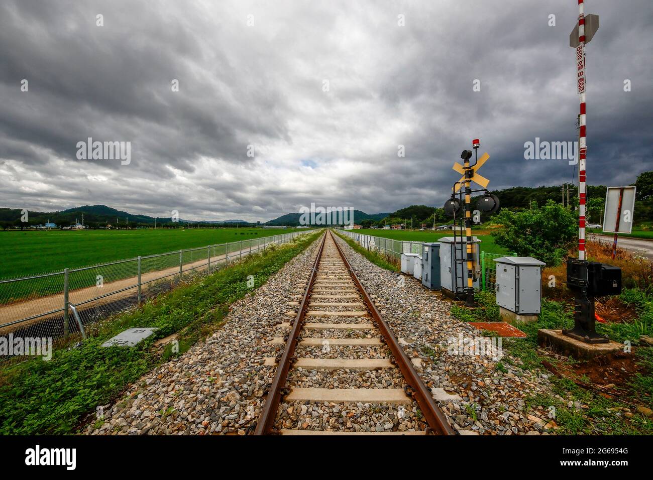 4. Juli 2021-Sangju, Südkorea-Regenwolkenbedeckter Himmel in der Nähe der Provinz Gyeongbuk während der Monsunsaison in Südkorea. Monsun-Regenfälle werden wahrscheinlich die meisten Teile des Landes an diesem Wochenende treffen, was den Beginn der einmonatigen Sommer-Regenzeit markiert, sagte die staatliche Wetteragentur am Donnerstag. Die Korea Meteorological Administration (KMA) sagte, dass am Samstagmorgen starke Regenfälle auf der südlichen Insel Jeju fallen und sich zwischen dem späten Samstag und Sonntag auf die südlichen und zentralen Regionen ausbreiten werden. Stockfoto