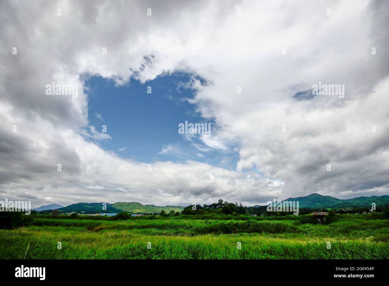 4. Juli 2021-Sangju, Südkorea-Regenwolkenbedeckter Himmel in der Nähe der Provinz Gyeongbuk während der Monsunsaison in Südkorea. Monsun-Regenfälle werden wahrscheinlich die meisten Teile des Landes an diesem Wochenende treffen, was den Beginn der einmonatigen Sommer-Regenzeit markiert, sagte die staatliche Wetteragentur am Donnerstag. Die Korea Meteorological Administration (KMA) sagte, dass am Samstagmorgen starke Regenfälle auf der südlichen Insel Jeju fallen und sich zwischen dem späten Samstag und Sonntag auf die südlichen und zentralen Regionen ausbreiten werden. Stockfoto