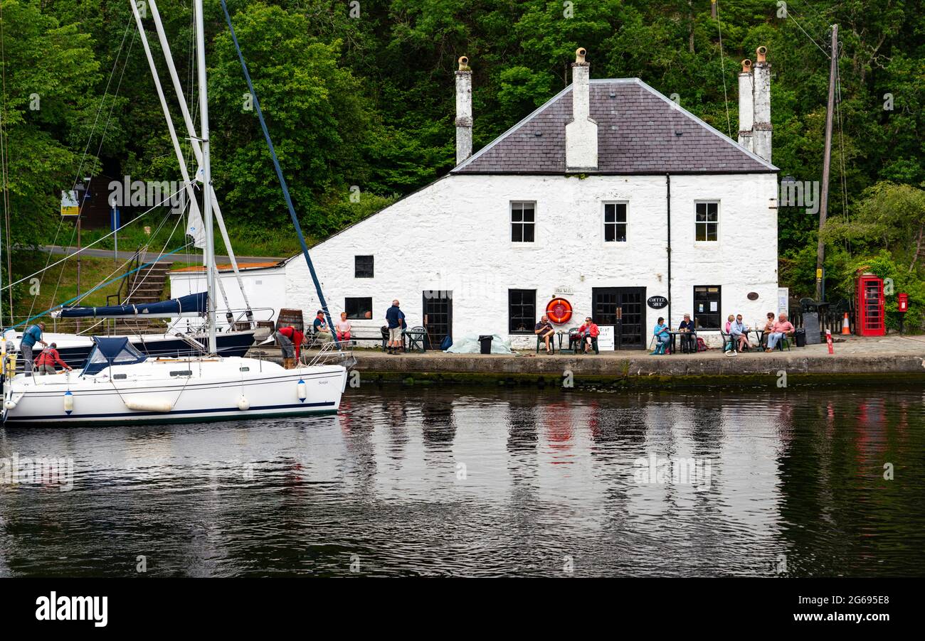 Blick auf das weiß getünchte Café des Coffee Shop neben dem Kanalbecken am Crinan Canal in Crinan in Argyll & Bute, Schottland, Großbritannien Stockfoto