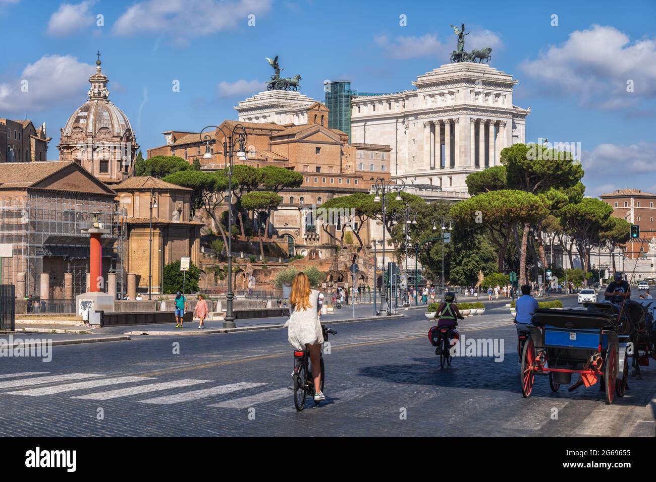 Rom, Latium, Italien - 27. August 2020: Menschen in der Via dei Fori Imperiali Straße und Altar des Vaterlandes im historischen Stadtzentrum. Stockfoto