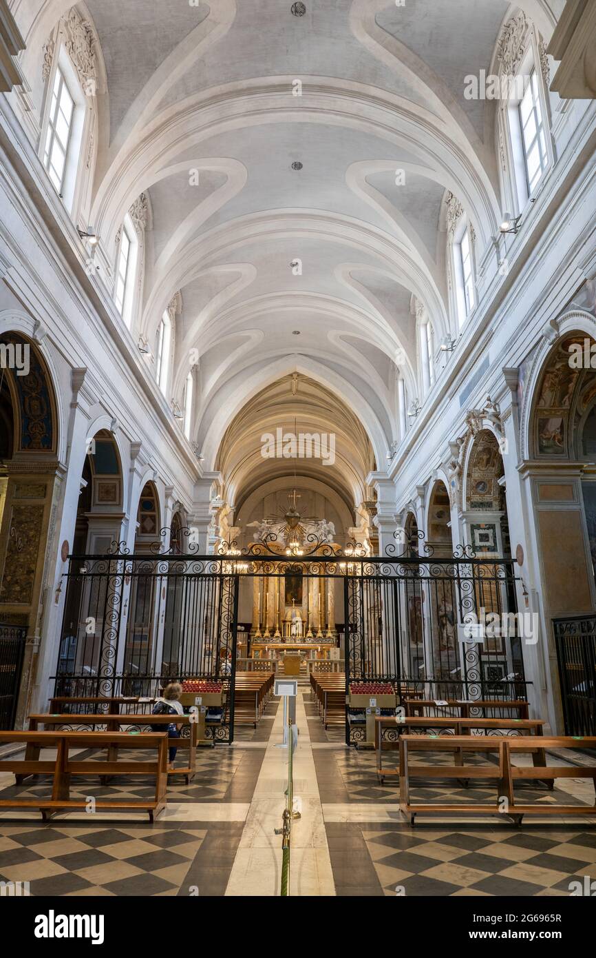 Rom, Latium, Italien - 27. August 2020: Innenraum der Kirche Trinita dei Monti Stockfoto