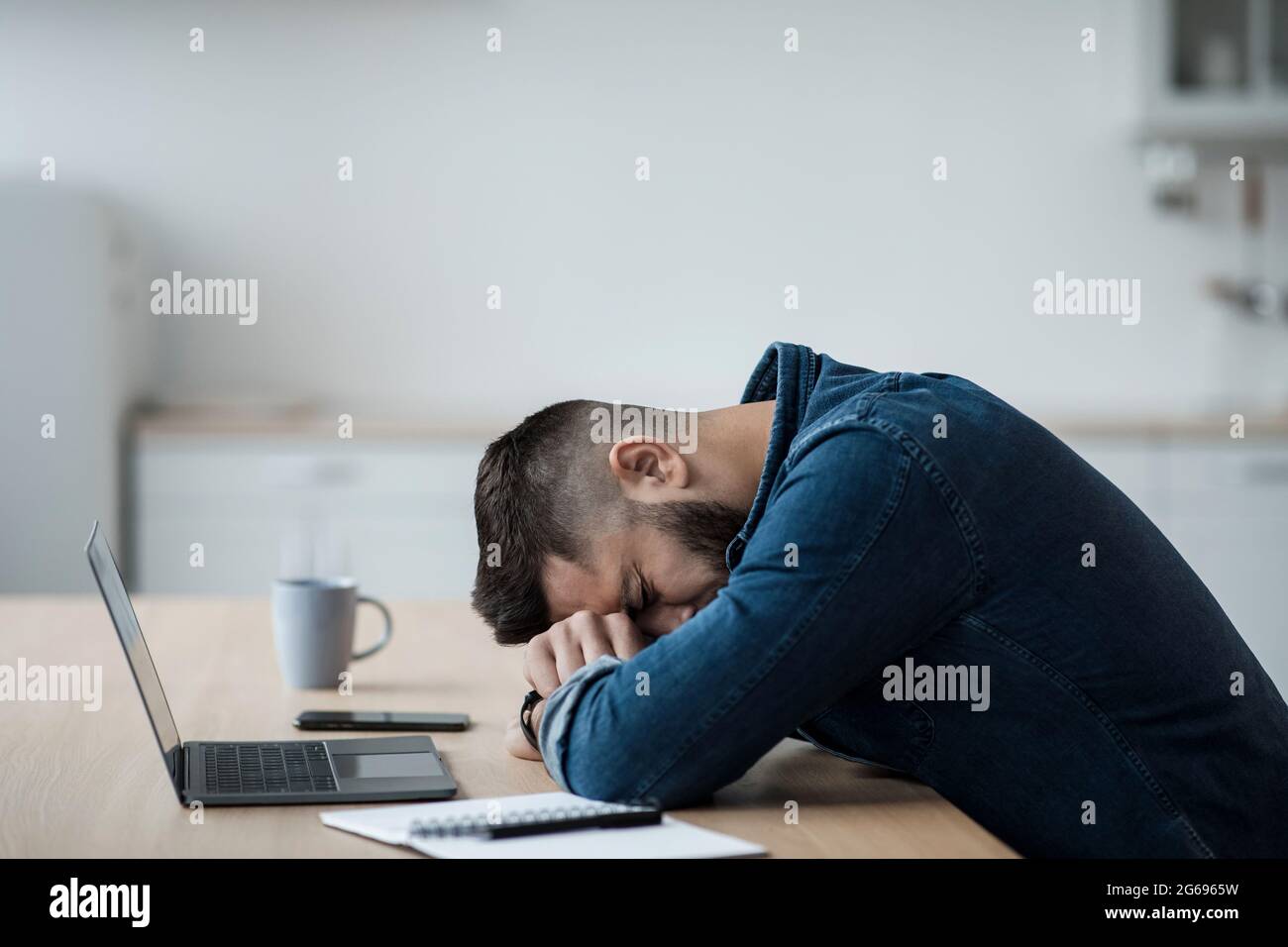 Probleme bei der Arbeit, Fehler, Müdigkeit, Entlassung, Stress und Überlastung Stockfoto