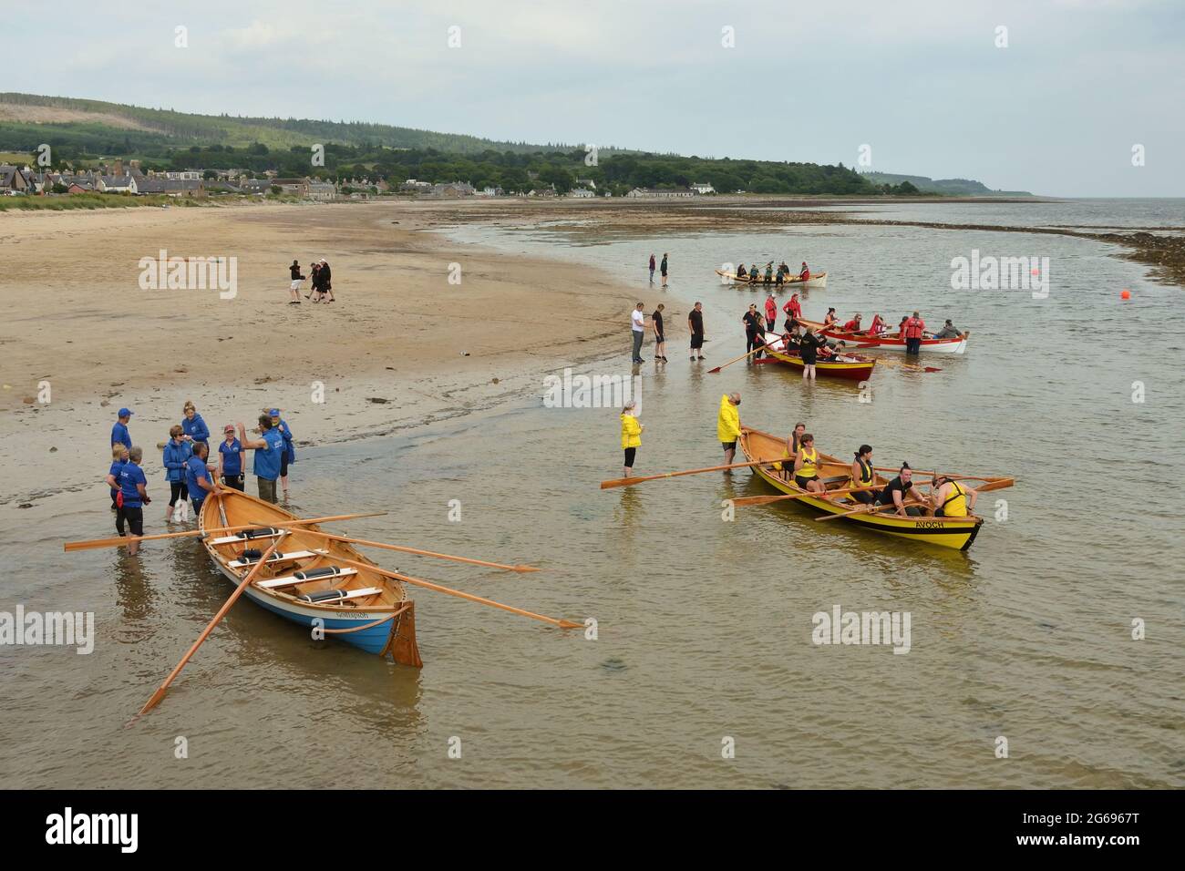 Ruderboote und Teams am Strand von Golspie für die Golspie Regatta 2021, Schottland Stockfoto