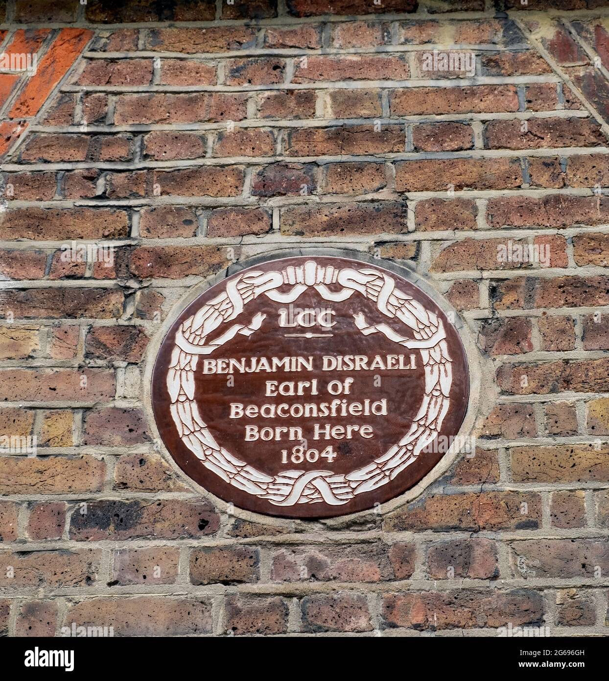 Braune Keramik LCC London County Council Benjamin Disraeli Wandtafel 'Earl of Beaconsfield Born Here 1804' London Englan UK KATHY DEWITT Stockfoto