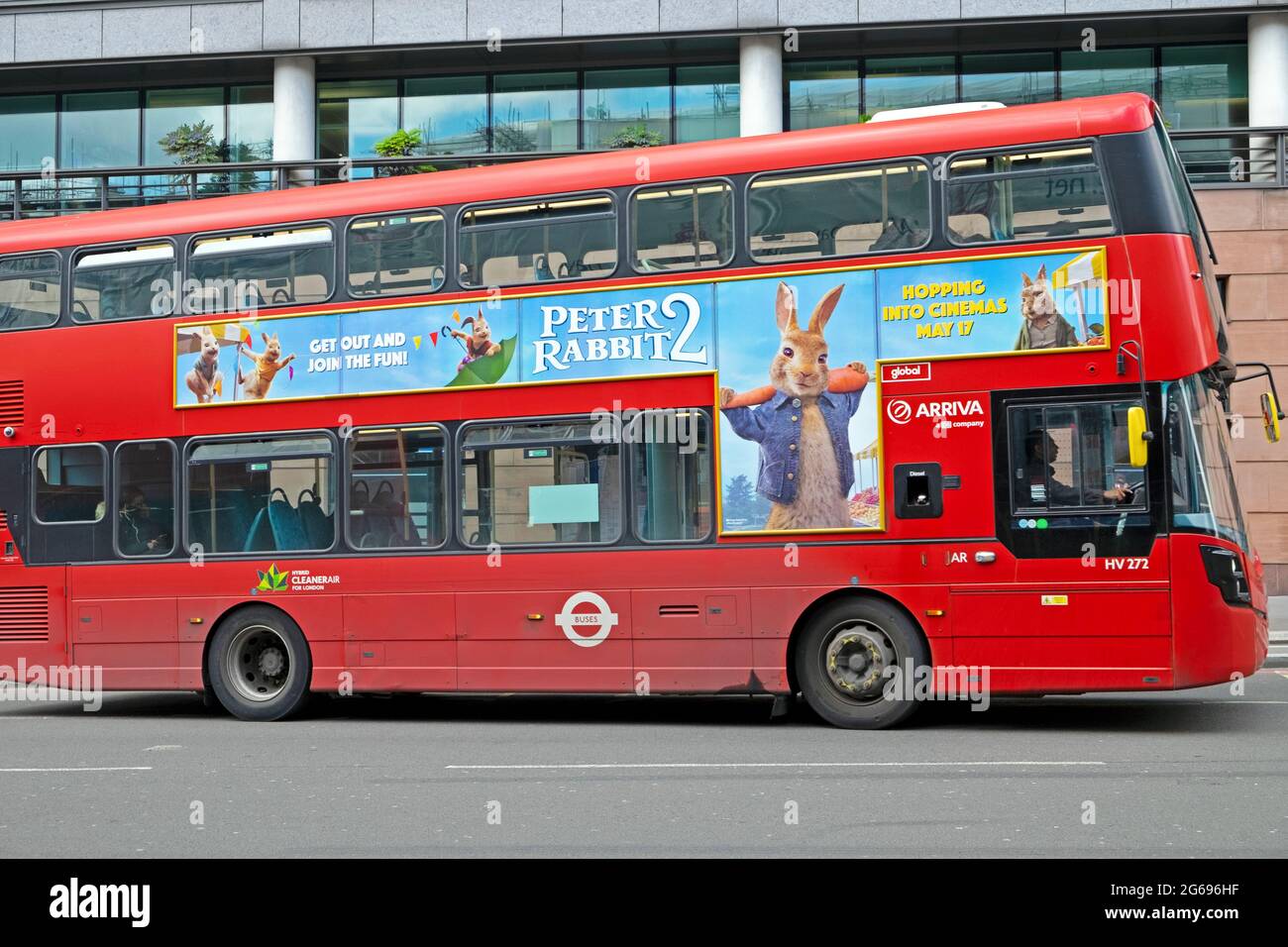 Peter Rabbit 2 Werbung auf der Seite eines schmutzigen Londoner Busses während der covid Pandemie in Smithfield London England UK KATHY DEWITT Stockfoto