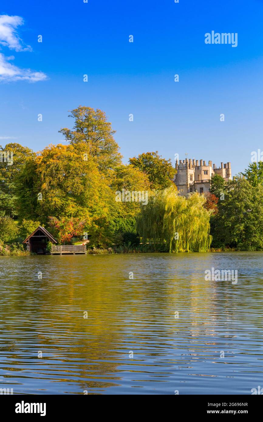 Der Blick über den von Capability Brown geschaffenen Ziersee in Richtung Sherborne Castle, Dorset, England, Großbritannien Stockfoto