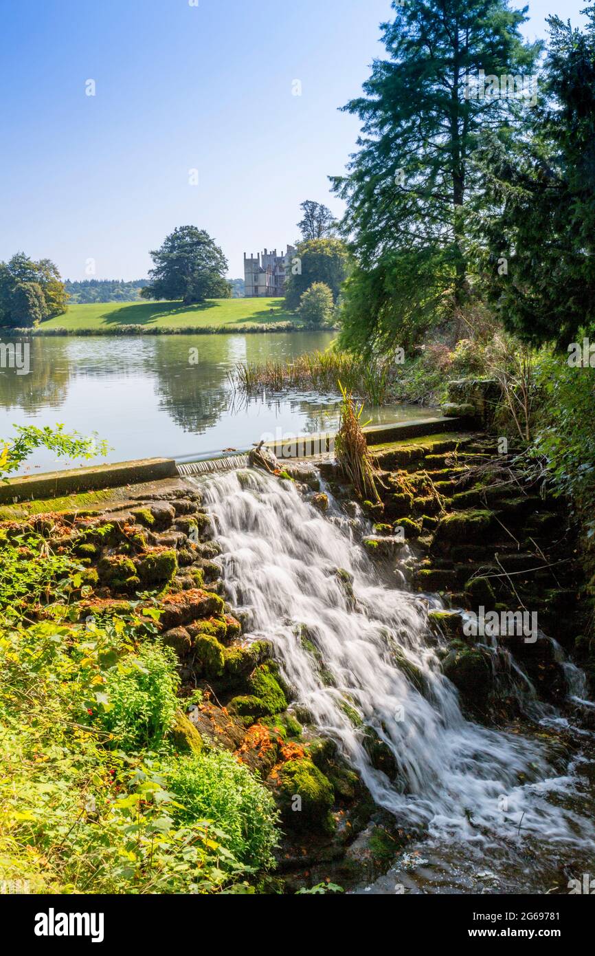 Der von Capability Brown geschaffene Blick über das Wehr und den Ziersee in Richtung Sherborne Castle, Dorset, England, Großbritannien Stockfoto