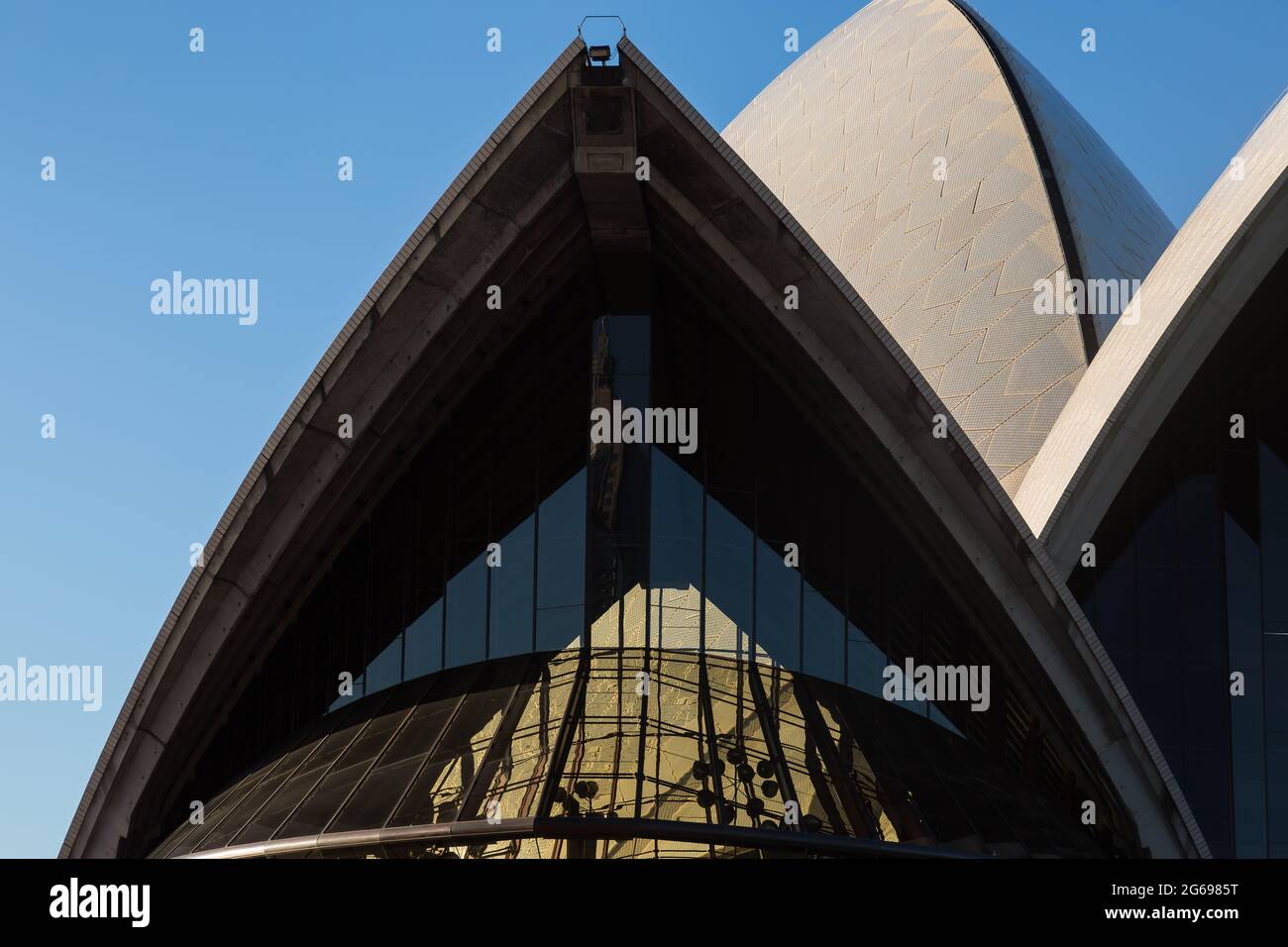 Sydney, Australien. Juli 2021. Sydney, Australien. Sonntag, 4. Juli 2021. Die Glasfront des Opernhauses spiegelt einen Teil seiner eigenen Struktur während der zweiten Woche der Sperre in Sydney wider, aufgrund der Ausbreitung der Delta-Variante. Quelle: Paul Lovelace/Alamy Live News Stockfoto