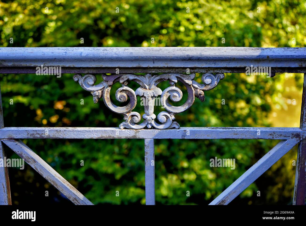 Detail eines eisernen Brückengeländers mit ornamentaler Dekoration in Düsseldorf, Deutschland. Stockfoto