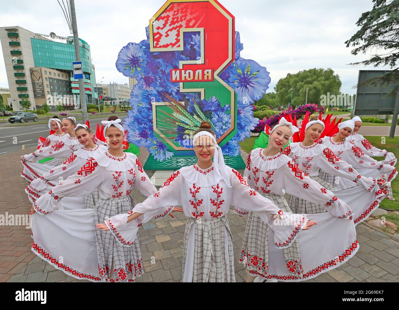 Minsk, Weißrussland. Juli 2021. Die Performer tanzen auf der Straße zum Unabhängigkeitstag in Minsk, Weißrussland, 3. Juli 2021. Quelle: Henadz Zhinkov/Xinhua/Alamy Live News Stockfoto