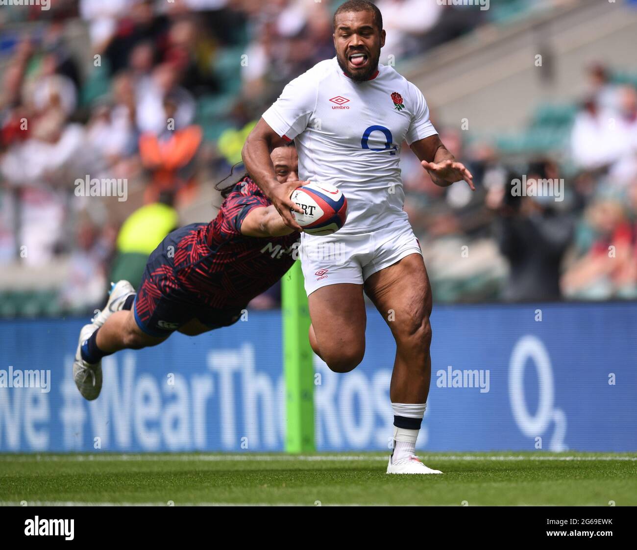 Twickenham London GroBbritannien. Juli 2021. International Rugby Autumn Internationals England gegen die Vereinigten Staaten von Amerika Ollie Lawrence von England versucht es unter dem Druck von Mike...