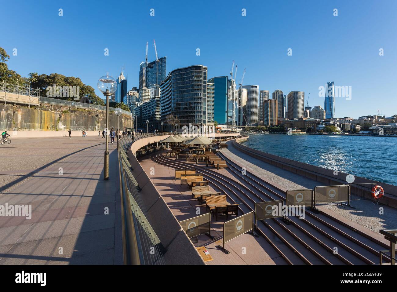 Sydney, Australien. Juli 2021. Sydney, Australien. Sonntag, 4. Juli 2021. Opera Bar Sydney aufgrund der zweiten Woche der Sperre aufgrund der Delta-Variante in Sydney leer. Quelle: Paul Lovelace/Alamy Live News Stockfoto