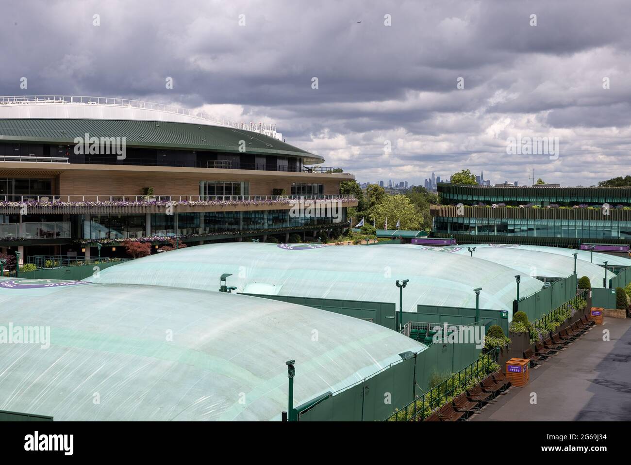 Blick über die nördlichen Außenplätze zum Platz 1 mit den Abdeckungen am mittleren Sonntag von Wimbledon im All England Lawn Tennis and Croquet Club, Wimbledon. Bilddatum: Sonntag, 4. Juli 2021. Stockfoto