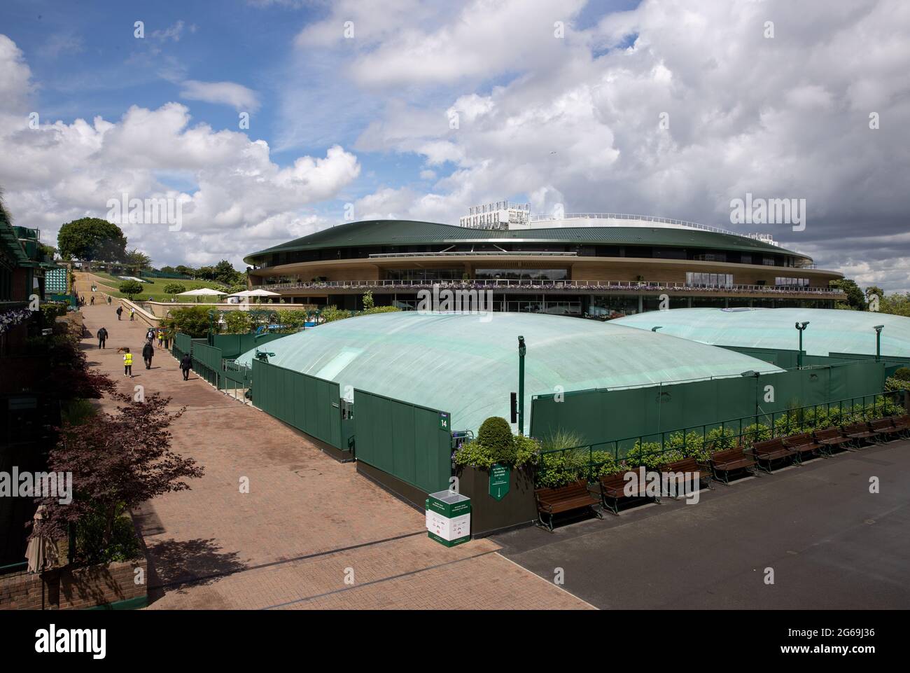 Blick über die nördlichen Außenplätze zum Platz 1 mit den Abdeckungen am mittleren Sonntag von Wimbledon im All England Lawn Tennis and Croquet Club, Wimbledon. Bilddatum: Sonntag, 4. Juli 2021. Stockfoto