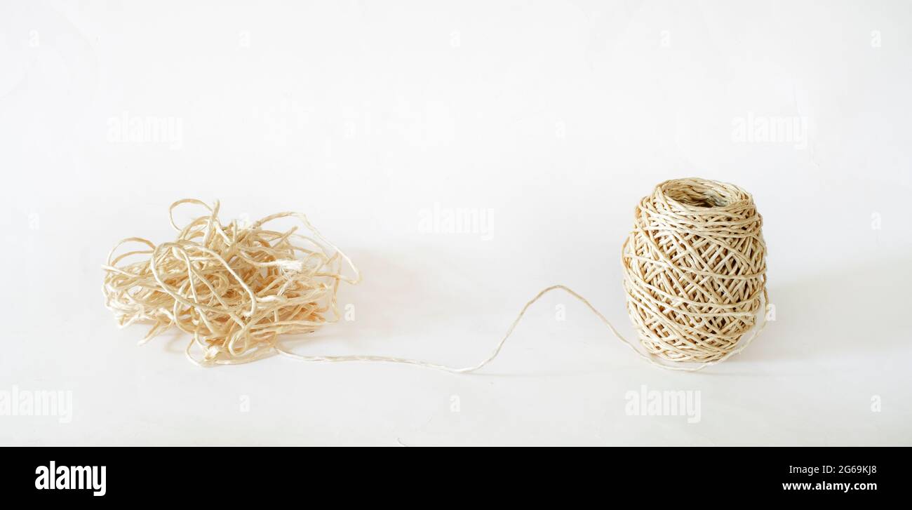 Business Metapher, Lösung, Innovation, Idee, Beratung, Ball of Band und chaotisch ravel of Band, isoliert auf weiß, gute Kopie Raum Stockfoto