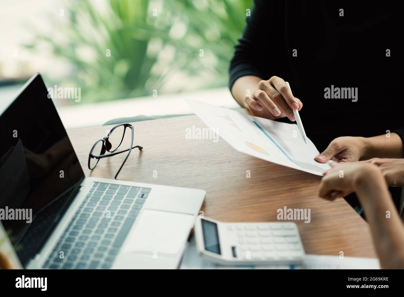 Schließen Sie das Gespräch eines Geschäftsberaters, um die zu analysieren und zu diskutieren Situation auf dem Finanzbericht im Besprechungsraum.Investment Consultant,Financial Stockfoto