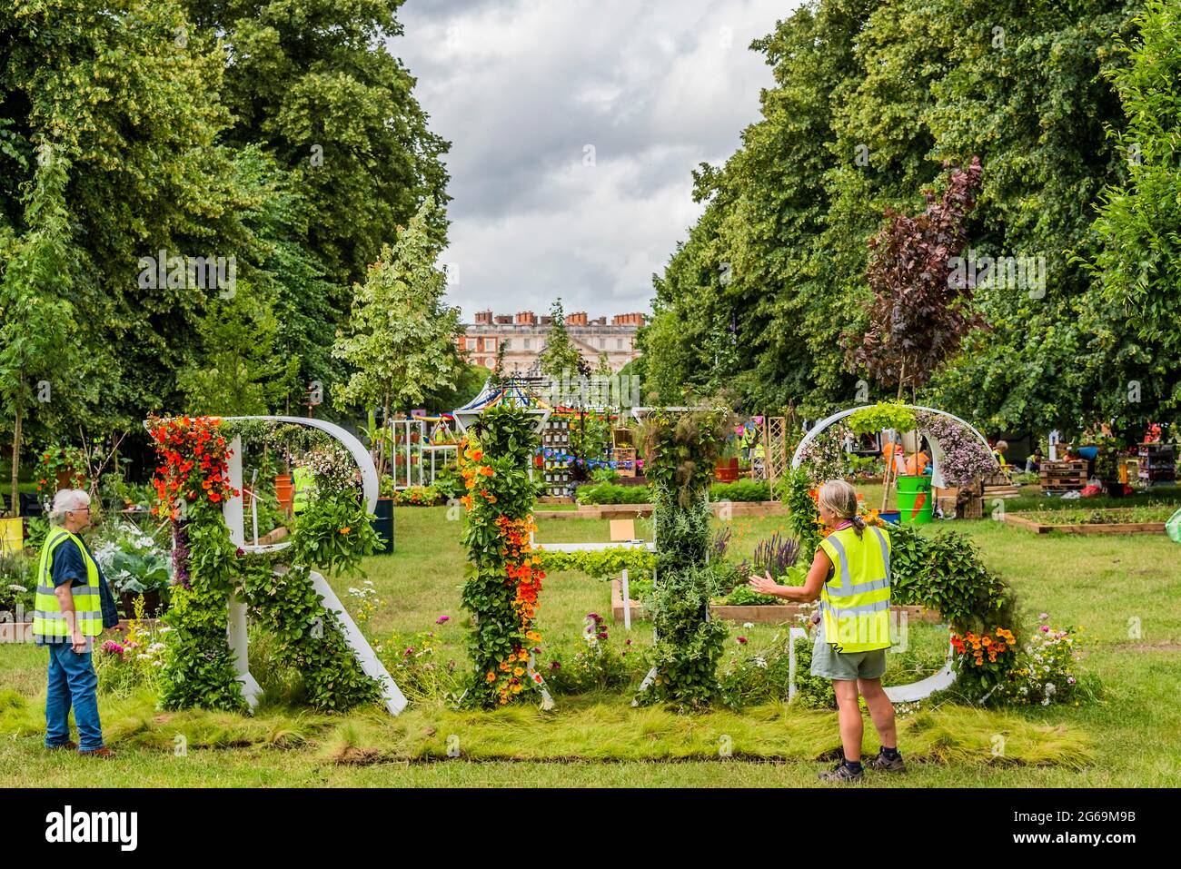 London, Großbritannien. Juli 2021. Das florale RHS-Schild vor der Schrebergpartie - die letzten Vorbereitungen für die Hampton Court Flower Show 2021. Die Show wurde letztes Jahr wegen der Blockierung des Coronavirus abgesagt. Kredit: Guy Bell/Alamy Live Nachrichten Stockfoto