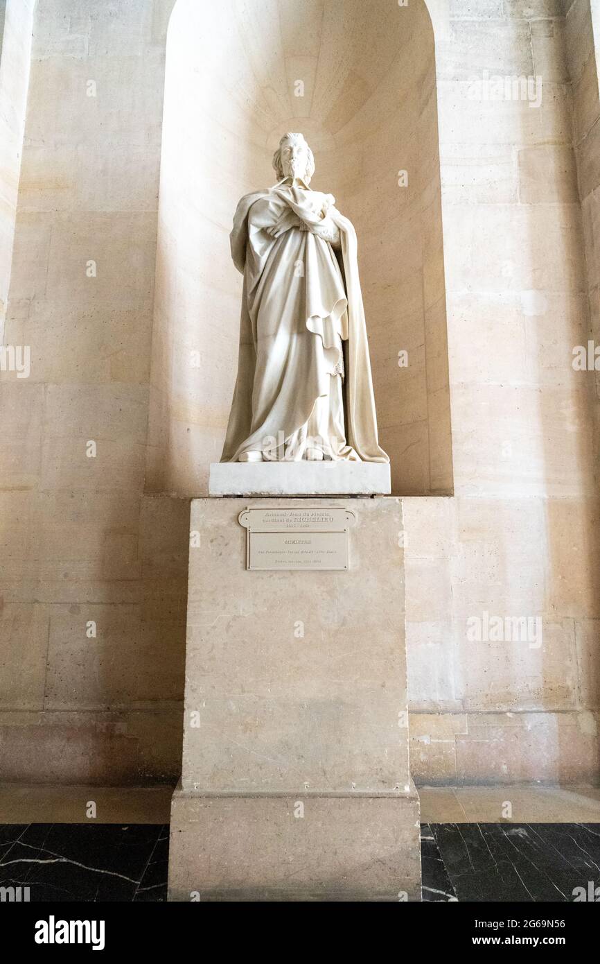 Statue des Kardinals von Richelieu im Schloss von Versailles in Frankreich Stockfoto