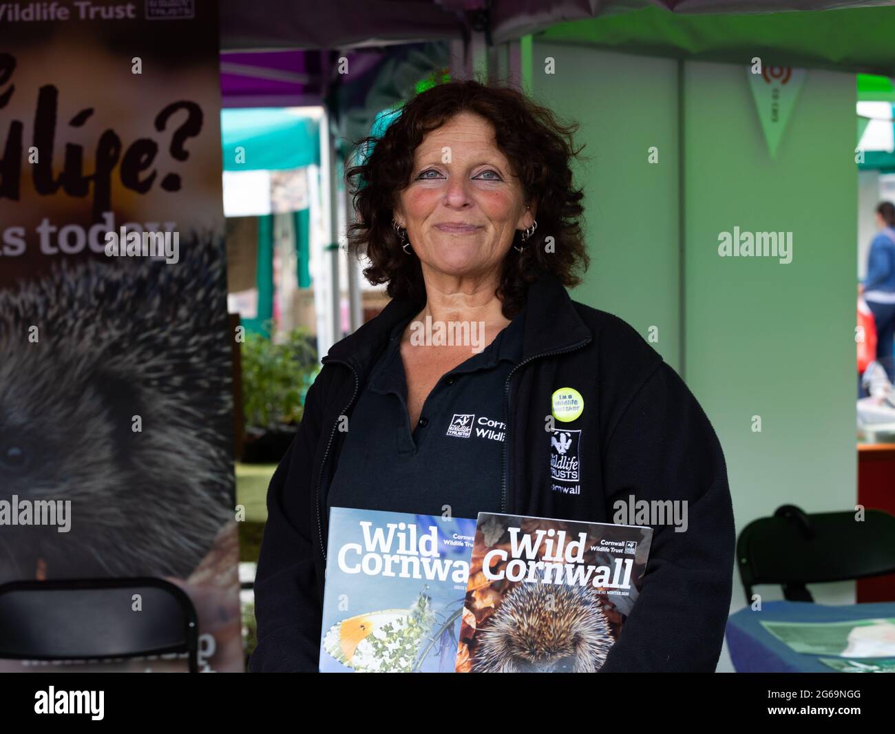 Truro, Großbritannien, 4. Juli 2021, Sharon Tamblyn fördert das Wildtiervertrauen Cornwall beim Green Truro Festival, einem dreitägigen Event, das in Lemon Quay stattfand. Die Veranstaltung gibt lokalen Produzenten, Einzelhändlern, Garteneinrichtungen, Organisationen, Gemeindegruppen und Bildungseinrichtungen die Möglichkeit, ihre Produkte, Projekte und Initiativen zu bewerben, die uns alle motivieren, einen nachhaltigen und gesunden Lebensstil zu führen.Quelle: Keith Larby/Alamy Live News Stockfoto